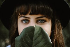 眉周りの顔脱毛で可能な範囲はどこまで？