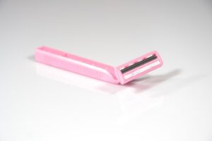 電動シェーバーとカミソリの違いを比較するとどちらが優れているのか？